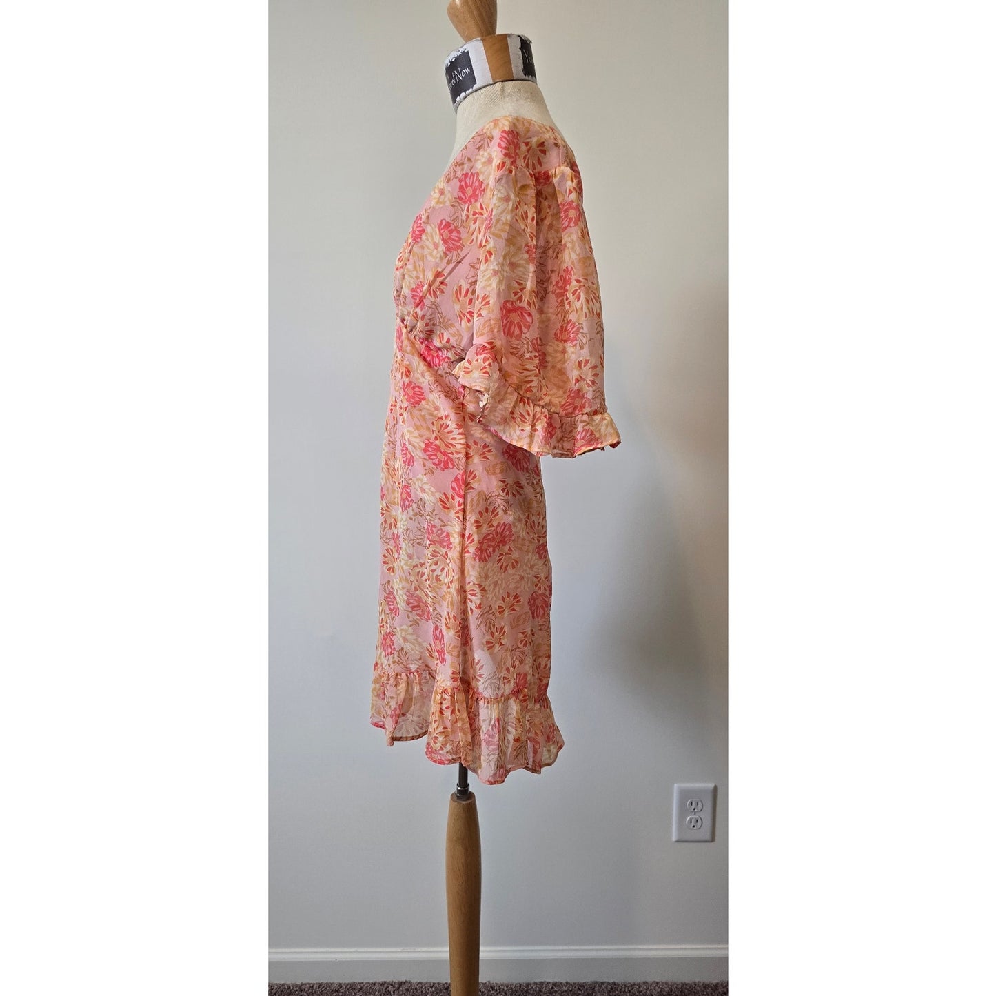 Here comes the Sun lightweight floral flutter sleeve summer dress Sz M (0990)