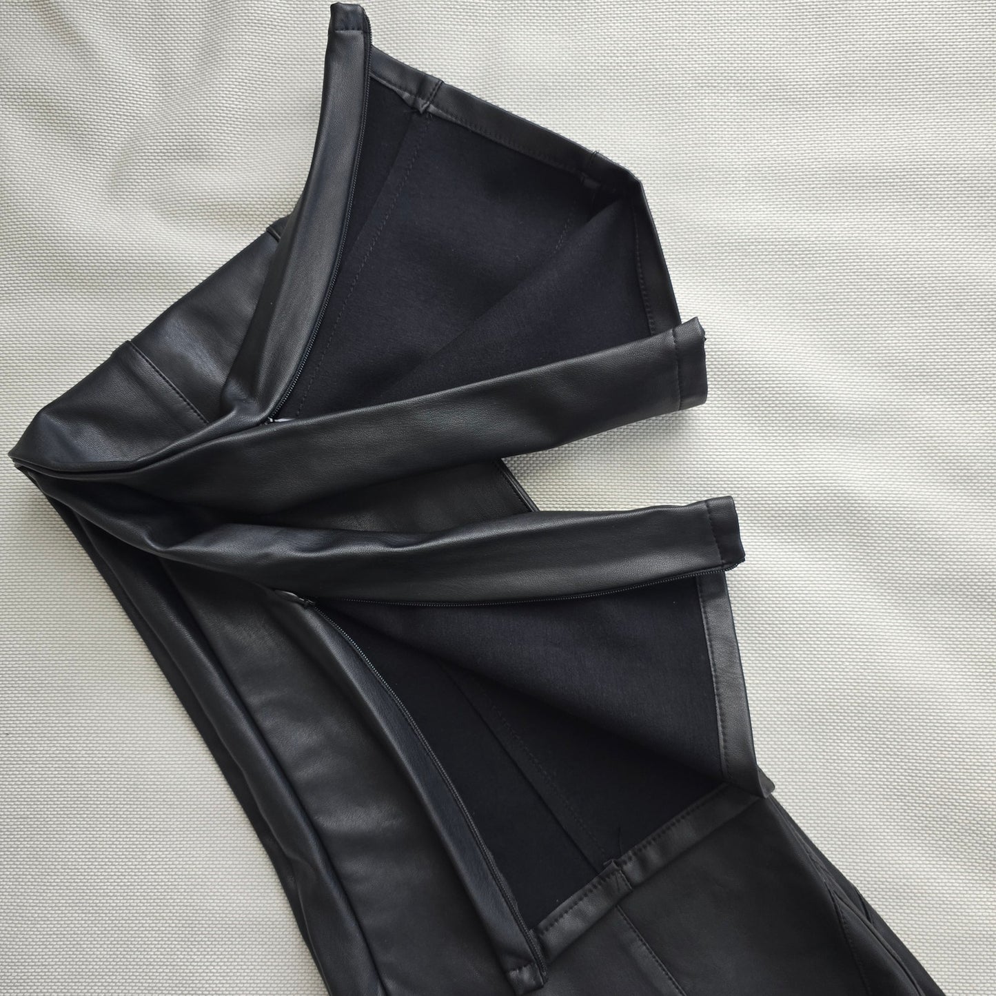 PILCRO Black Patent Leather Straight Long Pants Elastic Waists Sz 28 (766)