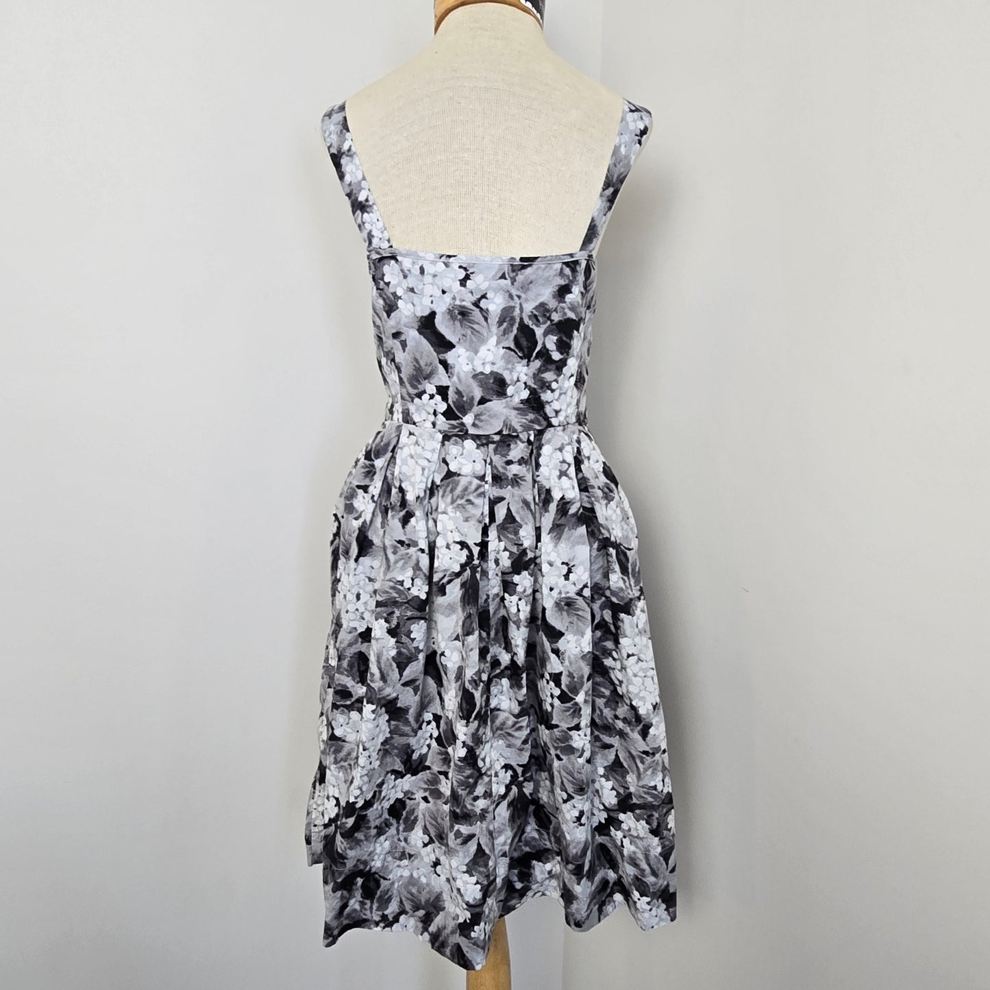 Talbots Black White Floral Sleeveless Sweetheart Neckline Mini Dress Sz 4P (636)