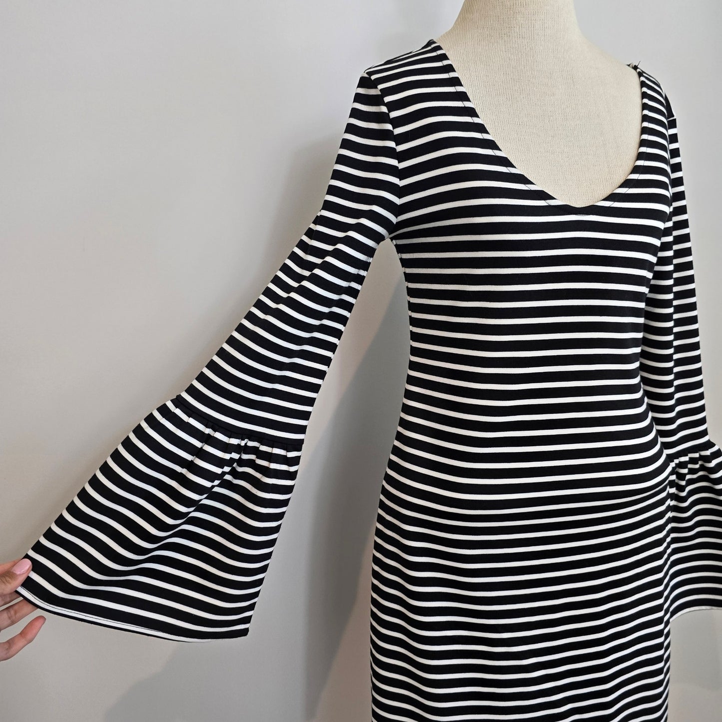 Banana Republic Women's Black White Striped Bell Sleeves Midi Dress Sz XS (722)