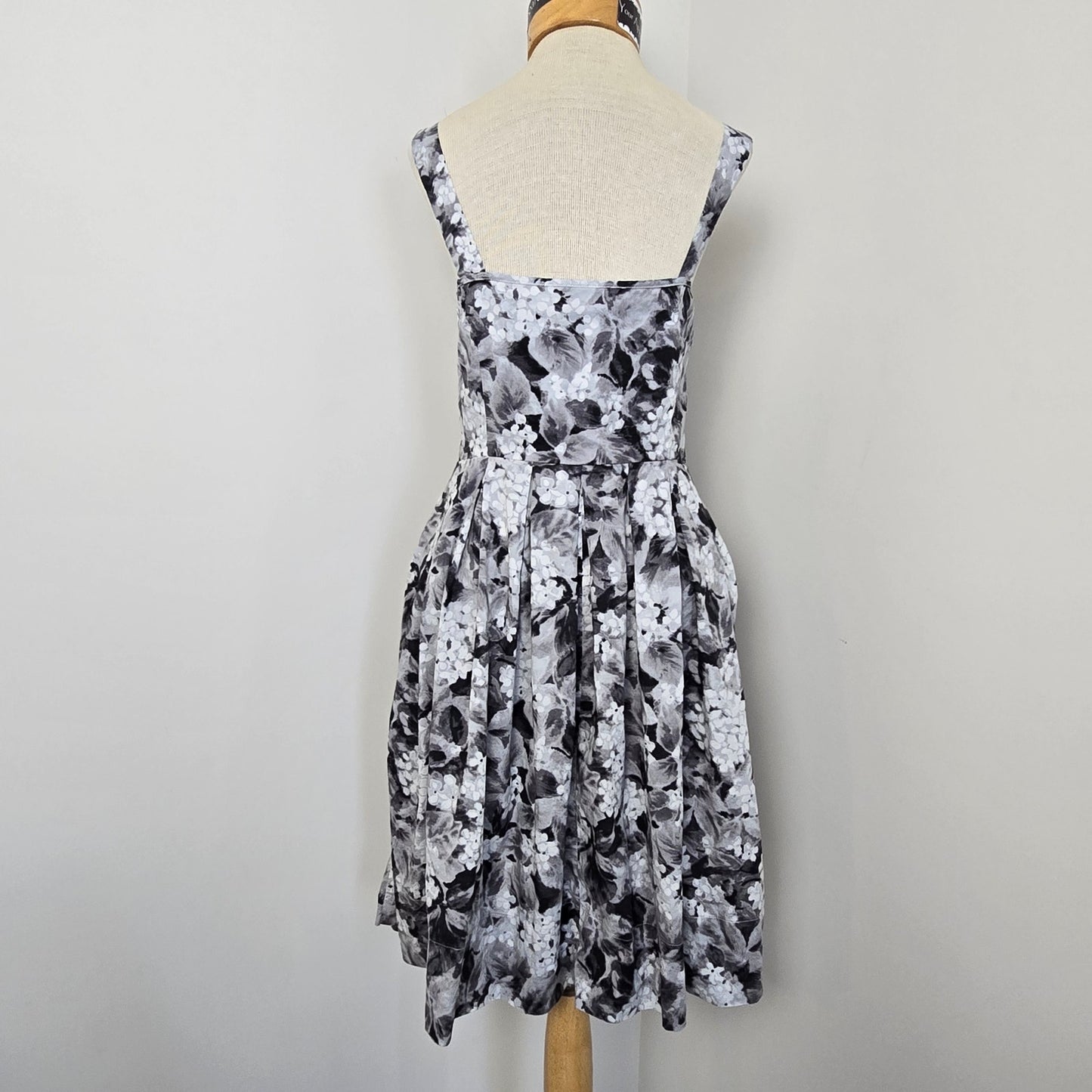 Talbots Black White Floral Sleeveless Sweetheart Neckline Mini Dress Sz 4P (636)