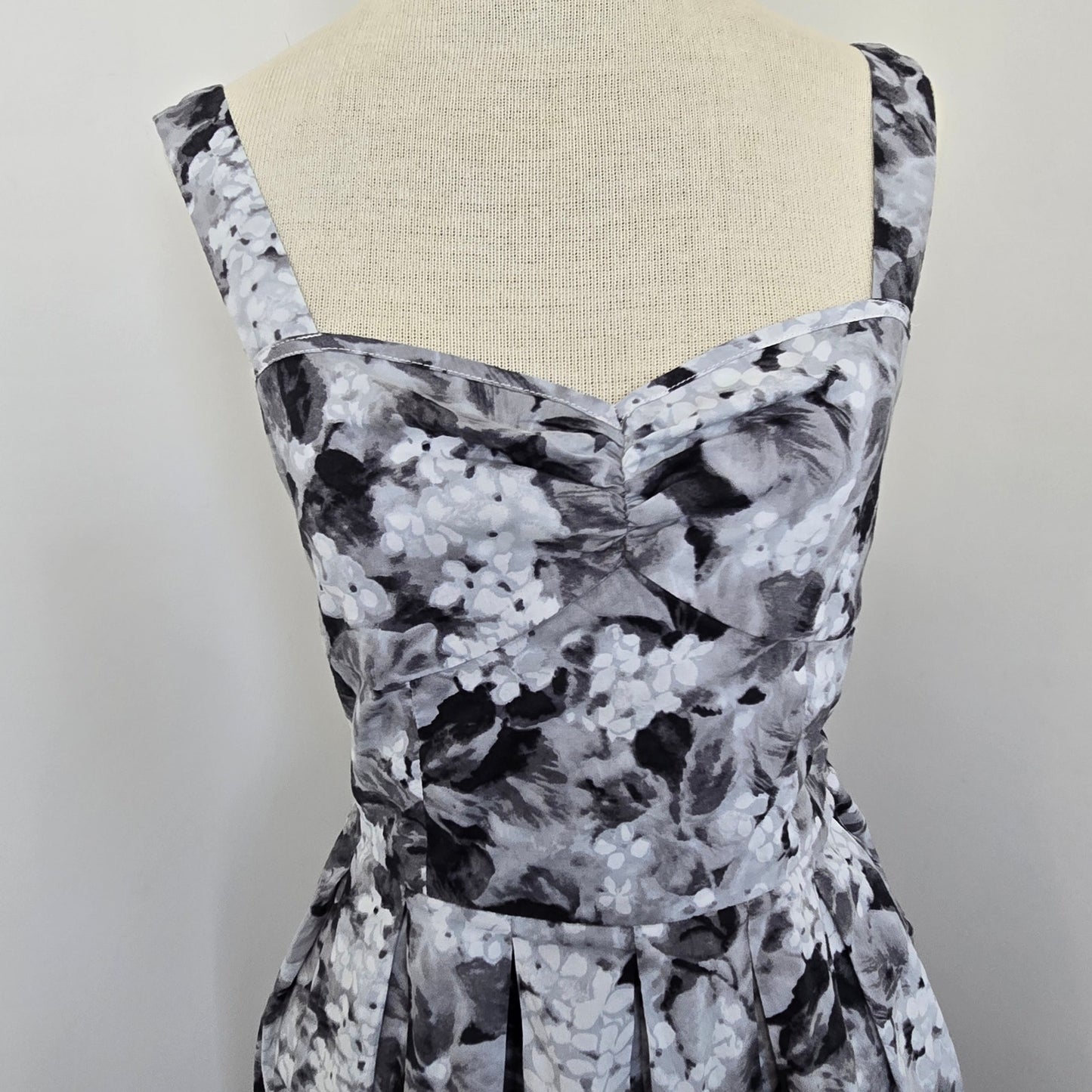 Talbots Black White Floral Sleeveless Sweetheart Neckline Mini Dress Sz 4P (636)