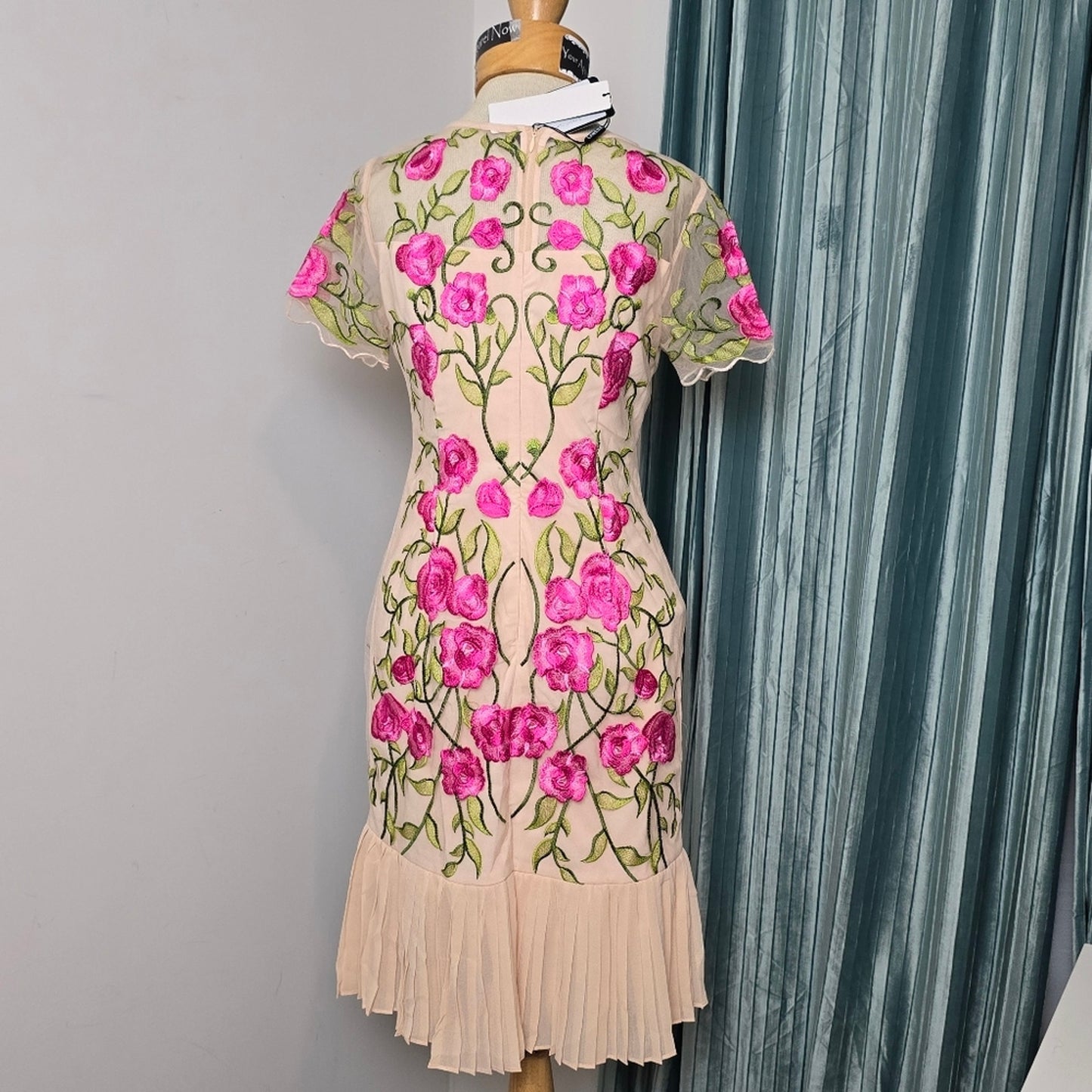 Laneiie Apricot Floral Short Sleeve Pleat Bottom Crew Midi Dress Sz Small (594)
