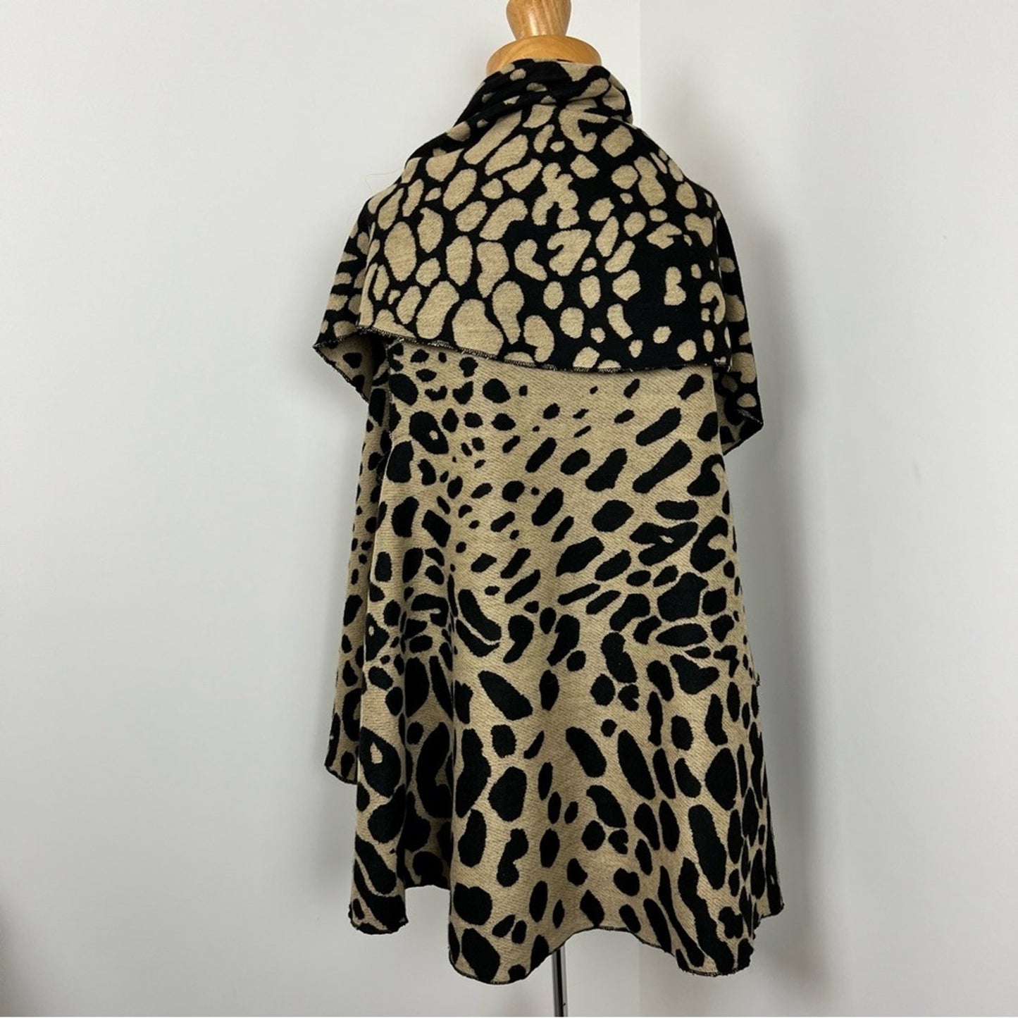 Women Tan & Black Leopard Animal Print Round Vest Reversible Soft Poncho Sz OS